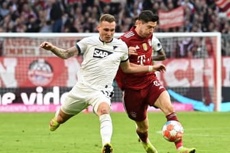 Hoffenheims David Raum (l) im Duell mit Bayern-Star Robert Lewandowski.
