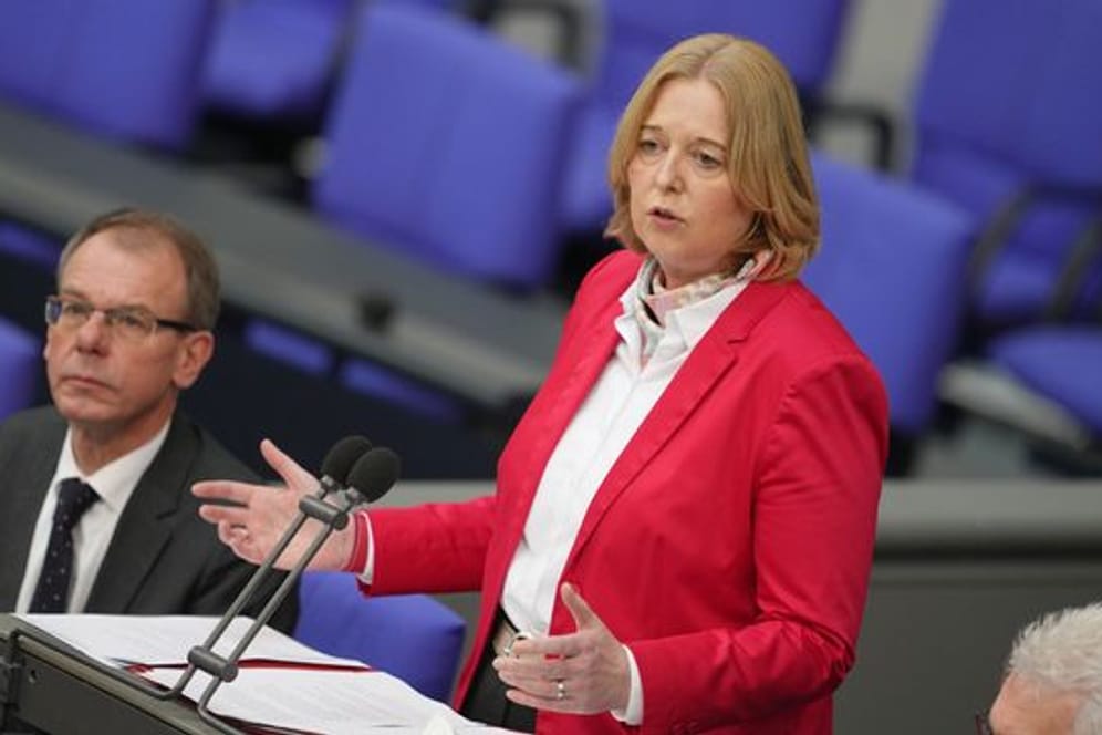 Bärbel Bas (SPD) spricht nach ihrer Wahl zur Bundestagspräsidentin bei der konstituierenden Sitzung des neuen Bundestags.