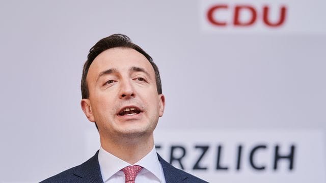 CDU Generalsekretär Paul Ziemiak gibt Pressevertreterinnen und -vertretern ein Statement vor dem Marriott Hotel in Berlin.