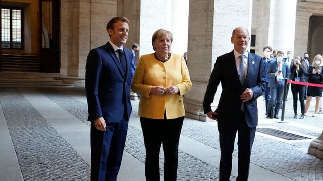 Emmanuel Macron (l-r), Präsident von Frankreich, begrüßt Angela Merkel (CDU), geschäftsführende Bundeskanzlerin, und Olaf Scholz (SPD), Bundesfinanzminister und Kanzlerkandidat, vor einem Treffen der Europäischen Union und der Afrikanischen Union in der französischen Botschaft. Emmanuel Macron (l-r), Präsident von Frankreich, begrüßt Angela Merkel (CDU), geschäftsführende Bundeskanzlerin, und Olaf Scholz (SPD), Bundesfinanzminister und Kanzlerkandidat, vor einem Treffen der Europäischen Union und der Afrikanischen Union in der französischen Botschaft.