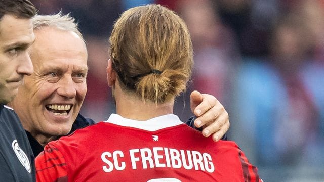 Freiburg-Coach Christian Streich (l) und Torschütze Lucas Höler sind bereit für das Spitzenspiel gegen den FC Bayern. Freiburg-Coach Christian Streich (l) und Torschütze Lucas Höler sind bereit für das Spitzenspiel gegen den FC Bayern.