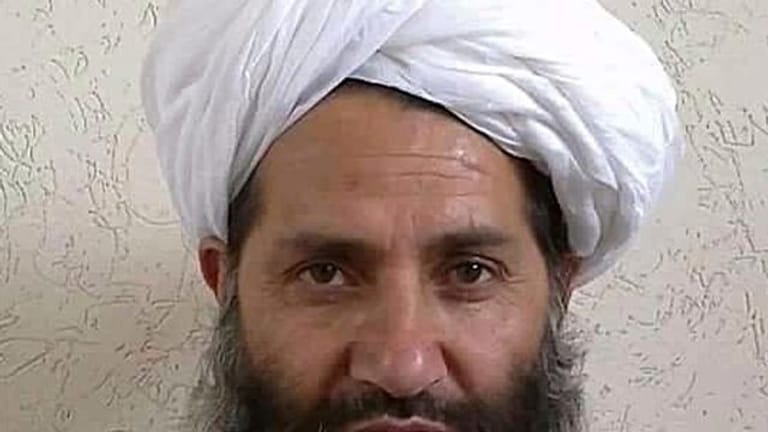 Auf diesem undatierten, 2016 veröffentlichten, Foto posiert der Führer der afghanischen Taliban Haibatullah Achundsada für ein Porträt.