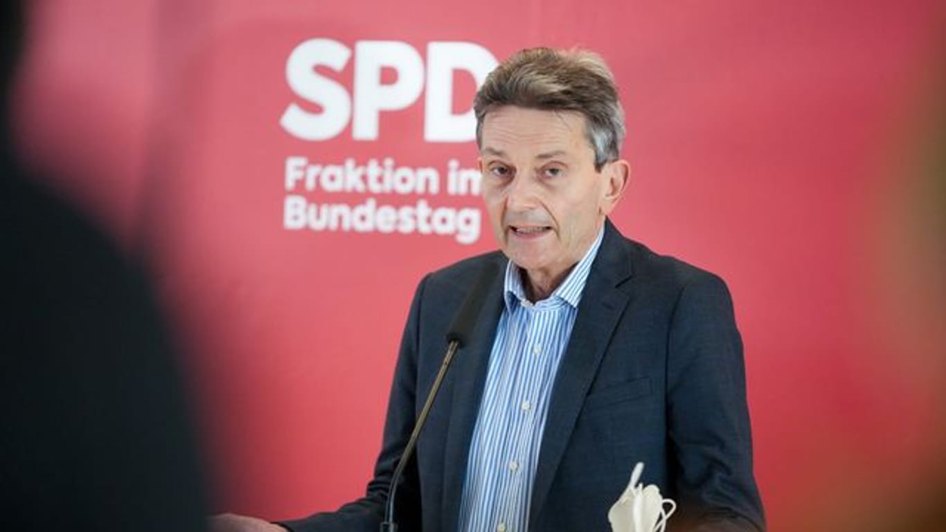Rolf Mützenich, Vorsitzender der SPD-Bundestagsfraktion, gibt ein Pressestatement vor der Fraktionssitzung seiner Partei im Bundestag.