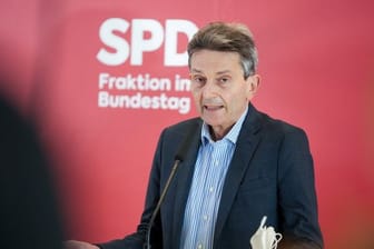Rolf Mützenich, Vorsitzender der SPD-Bundestagsfraktion, gibt ein Pressestatement vor der Fraktionssitzung seiner Partei im Bundestag.
