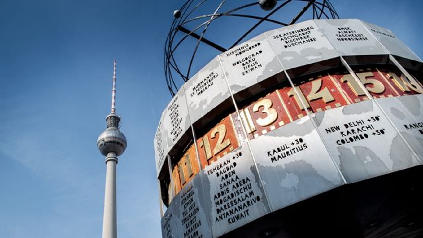Der Berliner Alexanderplatz mit der Weltzeituhr und dem Fernsehturm.