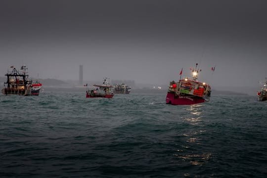 Französische Fischereifahrzeuge protestieren vor dem Hafen von St.