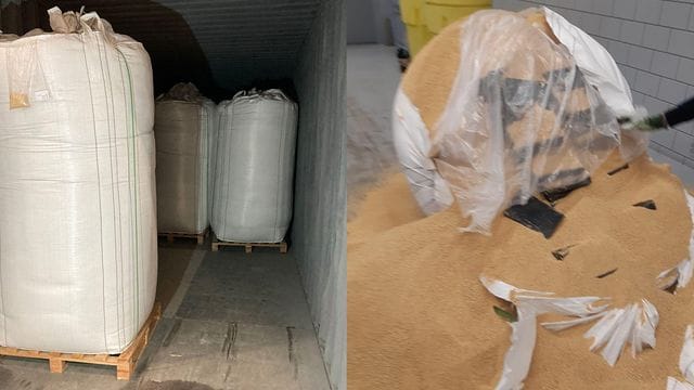 Die Kombo zeigt mit Soja gefüllte Säcke in einem Container (l) und Kokain-Päckchen, die in einem Sack mit Soja zu sehen sind. Die Kombo zeigt mit Soja gefüllte Säcke in einem Container (l) und Kokain-Päckchen, die in einem Sack mit Soja zu sehen sind.