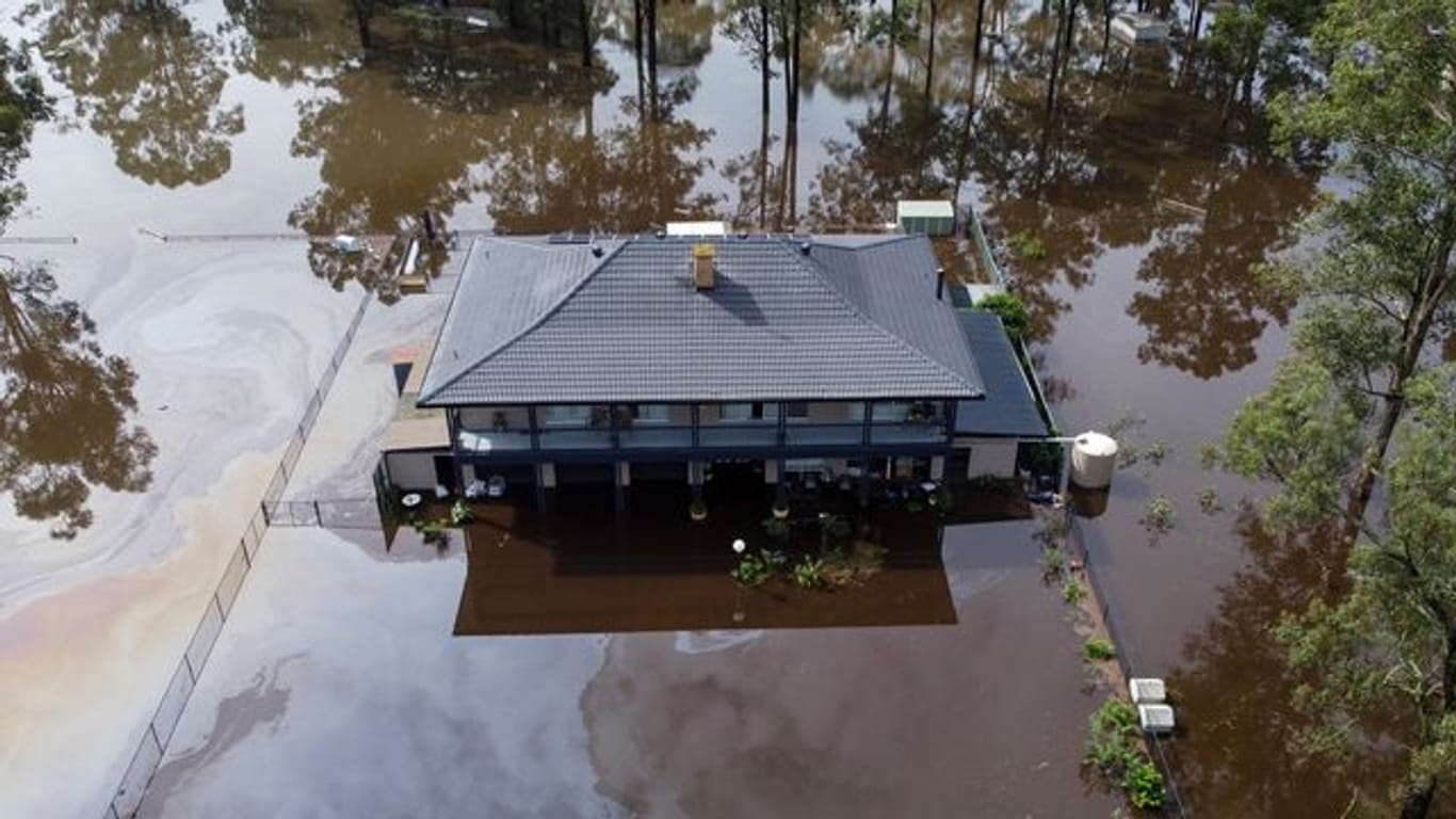 Ein von Wasser umgebenes Haus am Stadtrand von Sydney.