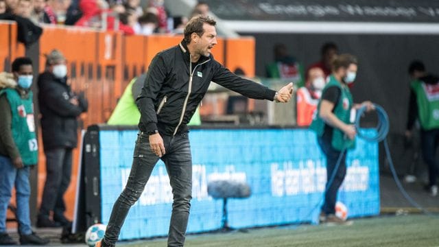 Augsburgs Trainer Markus Weinzierl erhält Rückendeckung von Manager Stefan Reuter. Augsburgs Trainer Markus Weinzierl erhält Rückendeckung von Manager Stefan Reuter.