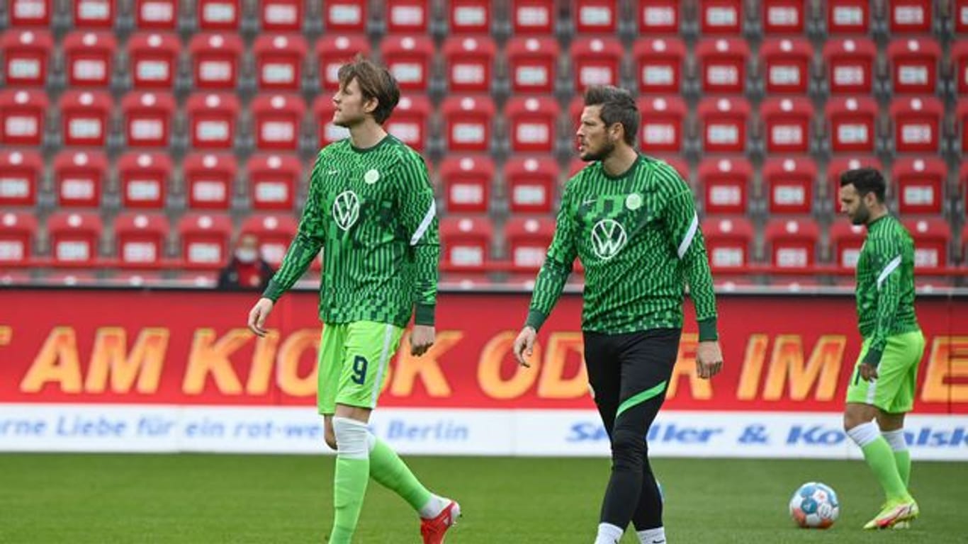 Wolfsburgs Wout Weghorst (l) hat wegen Corona drei Pflichtspiele verpasst.