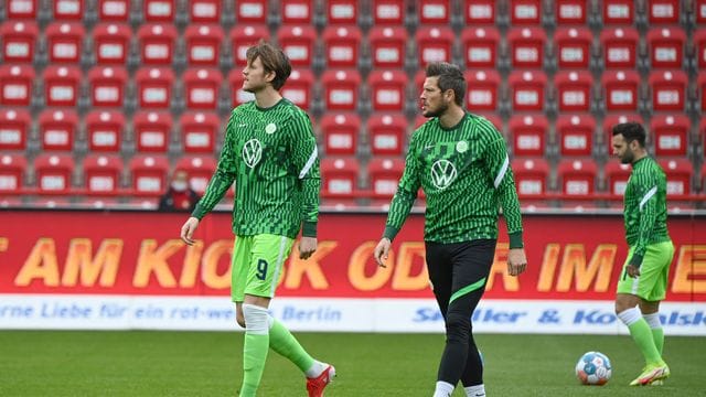 Wolfsburgs Wout Weghorst (l) hat wegen Corona drei Pflichtspiele verpasst. Wolfsburgs Wout Weghorst (l) hat wegen Corona drei Pflichtspiele verpasst.