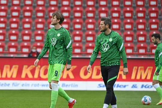 Wolfsburgs Wout Weghorst (l) hat wegen Corona drei Pflichtspiele verpasst.