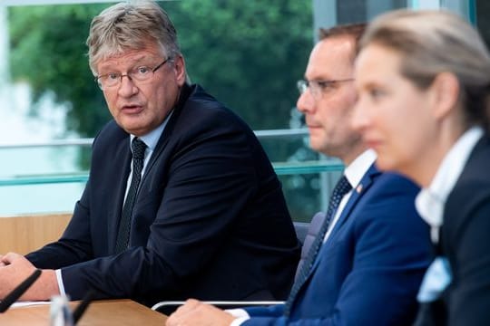 Jörg Meuthen (r) neben Tino Chrupalla und Alice Weidel.