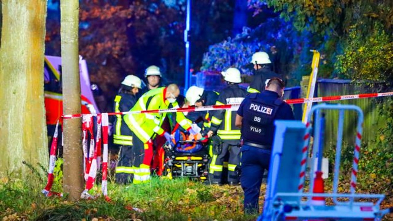 Sanitäter und Feuerwehrleute an der Unfallstelle in Schildow.