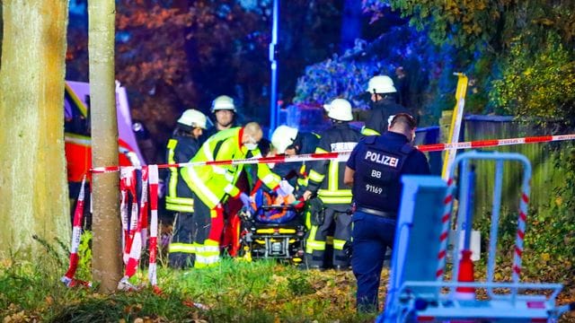 Sanitäter und Feuerwehrleute an der Unfallstelle in Schildow. Sanitäter und Feuerwehrleute an der Unfallstelle in Schildow.