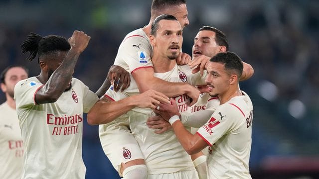 Zlatan Ibrahimovic (M) traf zur Mailänder Führung in Rom.