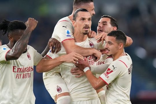 Zlatan Ibrahimovic (M) traf zur Mailänder Führung in Rom.