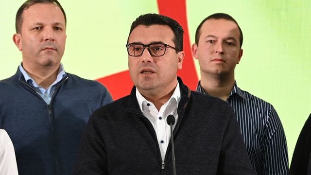 Zoran Zaev (M) bei einer Pressekonferenz in seiner Parteizentrale in Skopje.