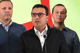 Zoran Zaev (M) bei einer Pressekonferenz in seiner Parteizentrale in Skopje.
