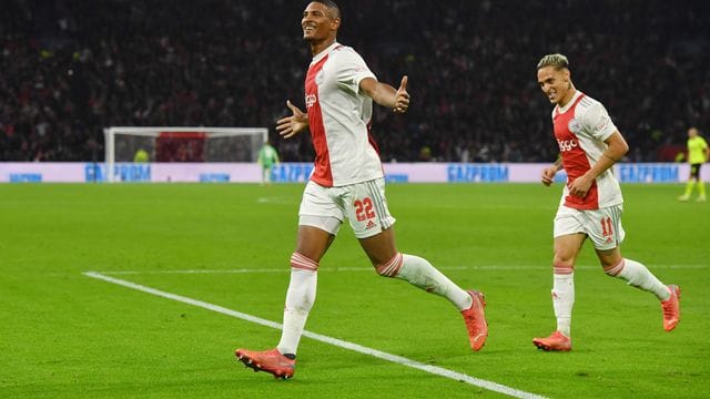 Ajax-Stürmer Sébastien Haller (l) hat in dieser Champions-League-Saison bereits sechs Tore erzielt.