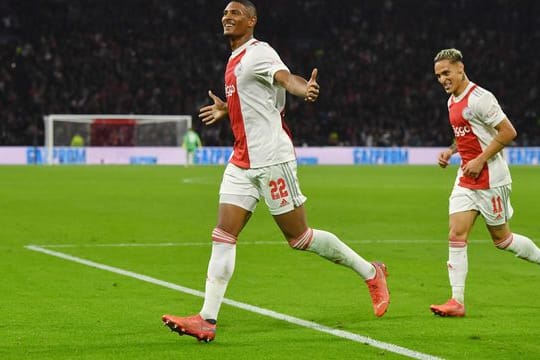 Ajax-Stürmer Sébastien Haller (l) hat in dieser Champions-League-Saison bereits sechs Tore erzielt.