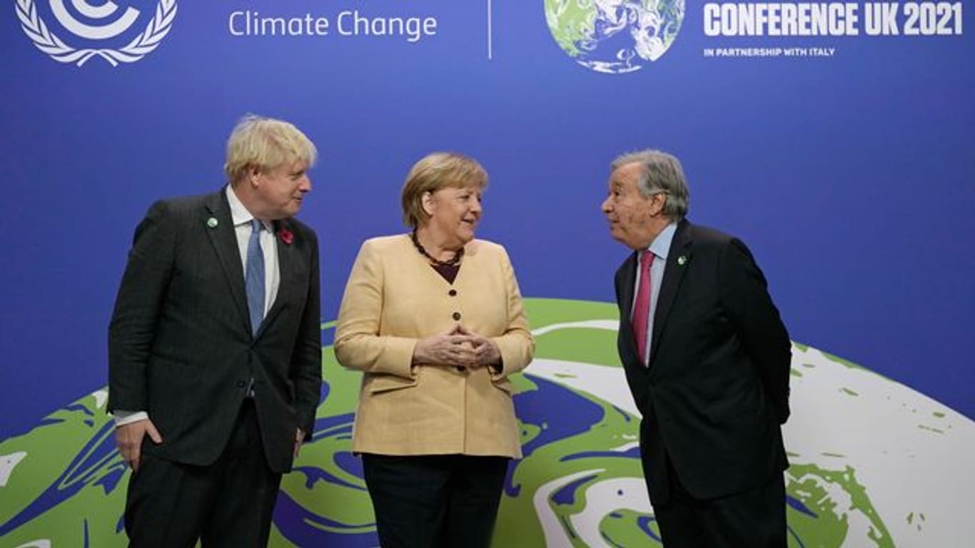 Boris Johnson (l), Antonio Guterres und Angela Merkel bei ihrer Ankunft auf dem UN-Klimagipfel COP26 in Glasgow.