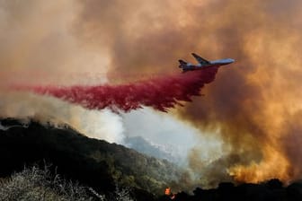 Ein Tankflugzeug wirft in Goleta, Kalifornien, Löschmittel auf einen Waldbrand ab.