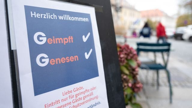 Eine Tafel vor einem Restaurant an der Hauptstraße informiert die Gäste über die 2G-Regel mit der Aufschrift „Geimpft Genesen“. Eine Tafel vor einem Restaurant an der Hauptstraße informiert die Gäste über die 2G-Regel mit der Aufschrift „Geimpft Genesen“.