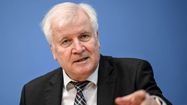 Horst Seehofer (CSU), Bundesinnenminister, spricht bei einer Pressekonferenz zum Thema Migration. Horst Seehofer (CSU), Bundesinnenminister, spricht bei einer Pressekonferenz zum Thema Migration.