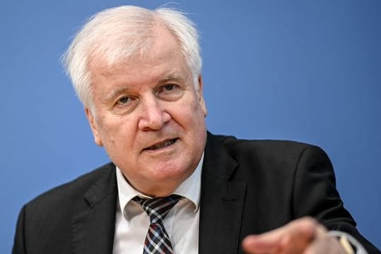 Horst Seehofer (CSU), Bundesinnenminister, spricht bei einer Pressekonferenz zum Thema Migration.
