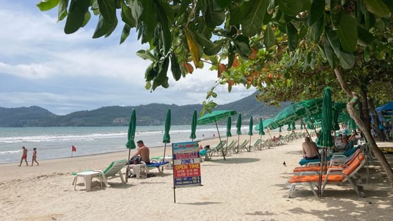 Am Patong Beach in Phuket ist noch reichlich Platz.