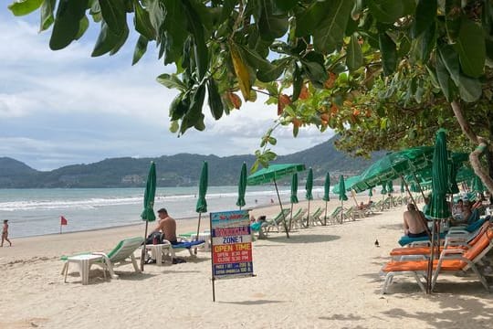 Am Patong Beach in Phuket ist noch reichlich Platz.