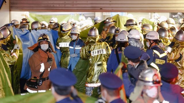 Feuerwehrleute am Bahnhof Kokuryo, nachdem in einem Zug der Keio-Linie ein Feuer ausgebrochen war. Feuerwehrleute am Bahnhof Kokuryo, nachdem in einem Zug der Keio-Linie ein Feuer ausgebrochen war.