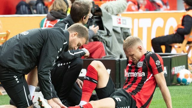 Leverkusens Mitchel Bakker hat sich am Sprunggelenk verletzt.