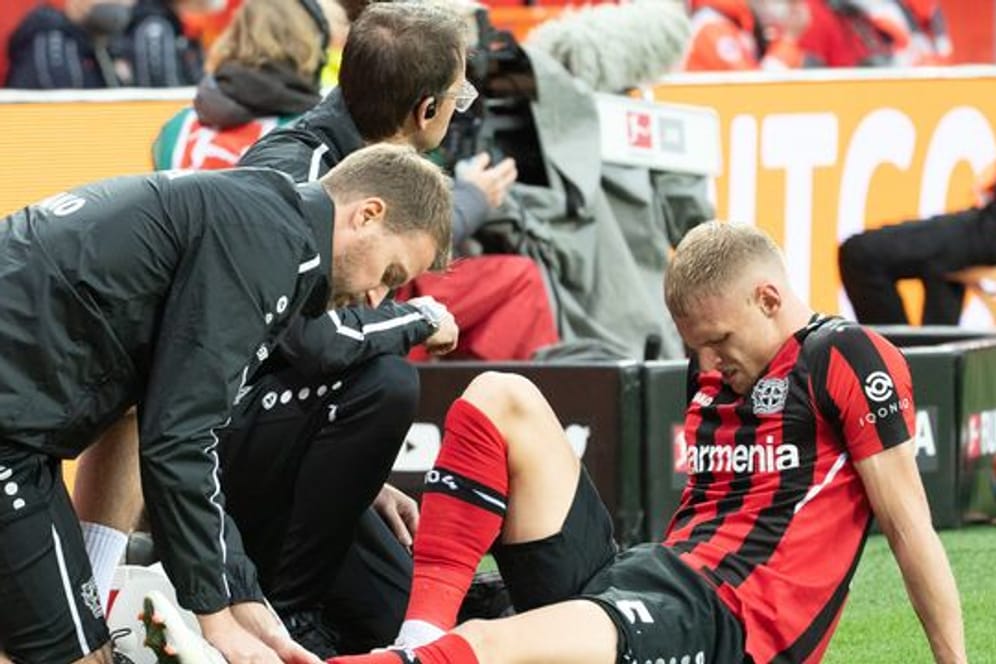 Leverkusens Mitchel Bakker hat sich am Sprunggelenk verletzt.