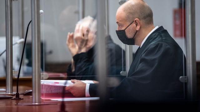Der Angeklagte im Landgericht Lüneburg neben seinem Anwalt Thorsten Heß. Der Angeklagte im Landgericht Lüneburg neben seinem Anwalt Thorsten Heß.