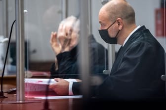 Der Angeklagte im Landgericht Lüneburg neben seinem Anwalt Thorsten Heß.