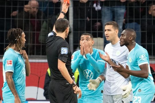 Wolfsburgs Maxence Lacroix (M) sah in der Partie gegen Leverkusen die Rote Karte.