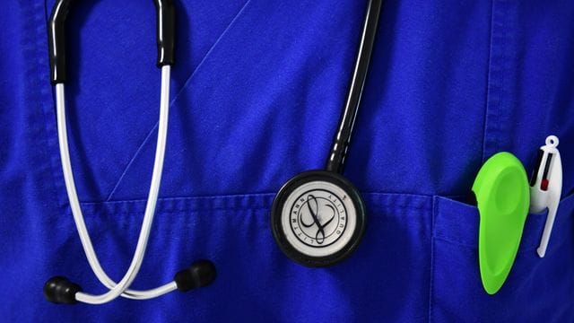 Eine Ärztin aus dem Landkreis Göttingen soll zwei Kindern im Alter zwischen einem und fünf Jahren bescheinigt haben, dass sie von allen von der Ständigen Impfkommission empfohlenen und geforderten Schutzimpfungen dauerhaft freizustellen sind. Eine Ärztin aus dem Landkreis Göttingen soll zwei Kindern im Alter zwischen einem und fünf Jahren bescheinigt haben, dass sie von allen von der Ständigen Impfkommission empfohlenen und geforderten Schutzimpfungen dauerhaft freizustellen sind.