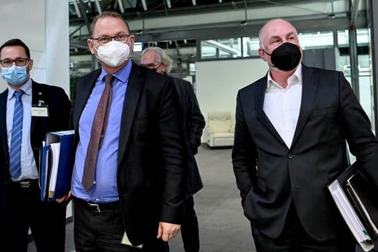 René Klemmer (l-r), Frank Werneke und Ulrich Silberbach treffen in Potsdam ein.