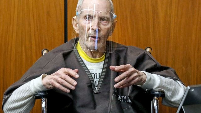 Der 78-jährige New Yorker Immobilienmagnat Robert Durst beantwortet Fragen während er im Mordprozess im Gerichtsgebäude von Inglewood, Kalifornien, aussagt. Der 78-jährige New Yorker Immobilienmagnat Robert Durst beantwortet Fragen während er im Mordprozess im Gerichtsgebäude von Inglewood, Kalifornien, aussagt.