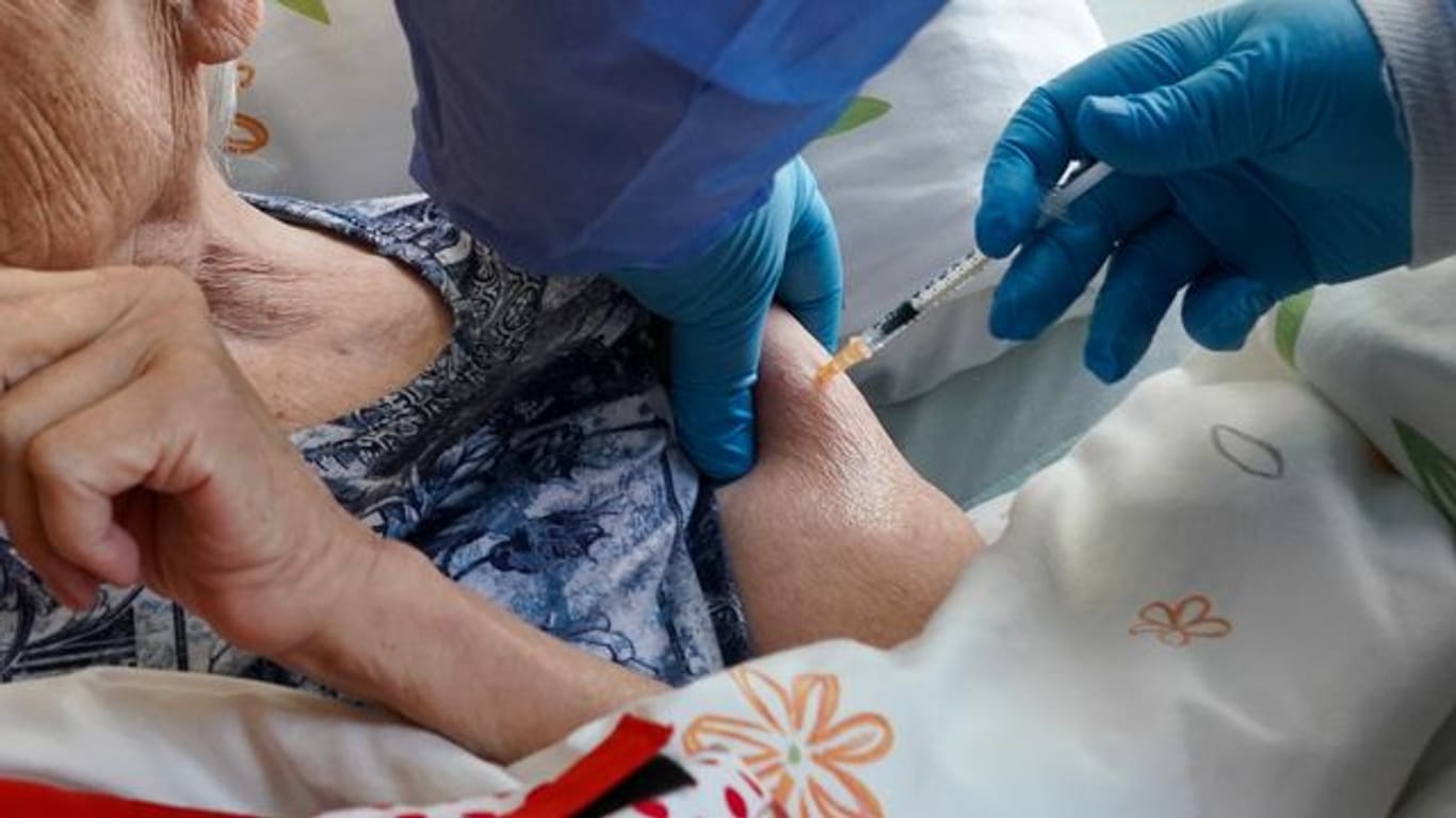 Eine Heimbewohnerin in einer Seniorenresidenz in Sachsen-Anhalt erhält ihre Drittimpfung: Die Stiko will bald zu Booster-Impfungen entscheiden.