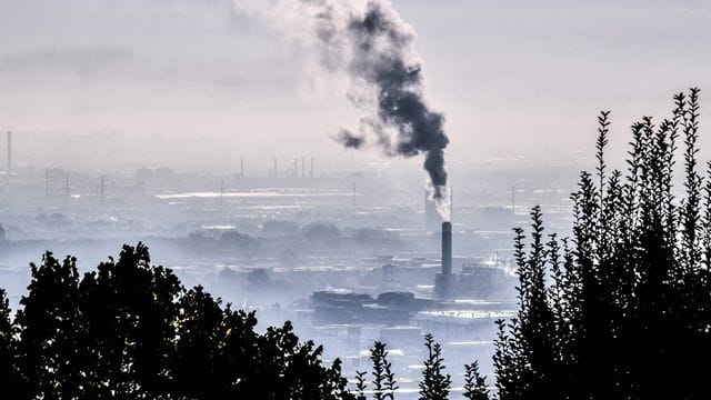 Rauch steigt aus einer Fabrik im Südosten Frankreichs.