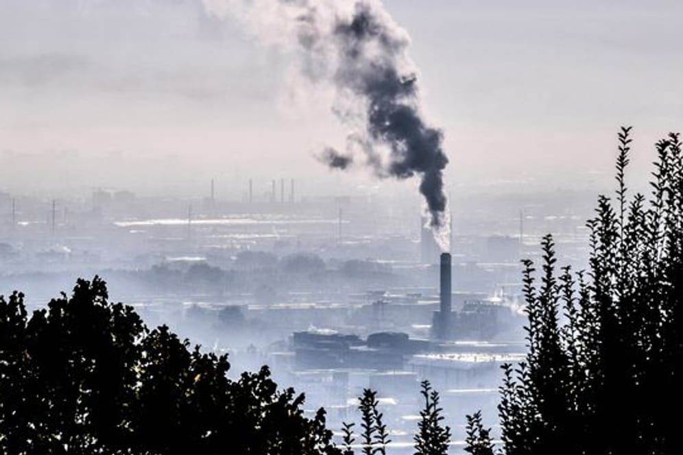 Rauch steigt aus einer Fabrik im Südosten Frankreichs.