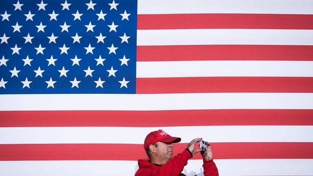 Ein Mann macht Bilder, während er auf die Ankunft des republikanischen Gouverneurskandidaten Glenn Youngkin bei einer Wahlkampfveranstaltung in Leesburg, Virginia, wartet. Ein Mann macht Bilder, während er auf die Ankunft des republikanischen Gouverneurskandidaten Glenn Youngkin bei einer Wahlkampfveranstaltung in Leesburg, Virginia, wartet.