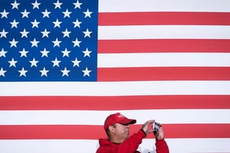 Ein Mann macht Bilder, während er auf die Ankunft des republikanischen Gouverneurskandidaten Glenn Youngkin bei einer Wahlkampfveranstaltung in Leesburg, Virginia, wartet.