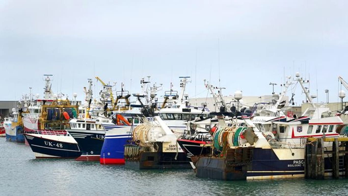 Fischerboote liegen im Hafen des französischen Boulogne.