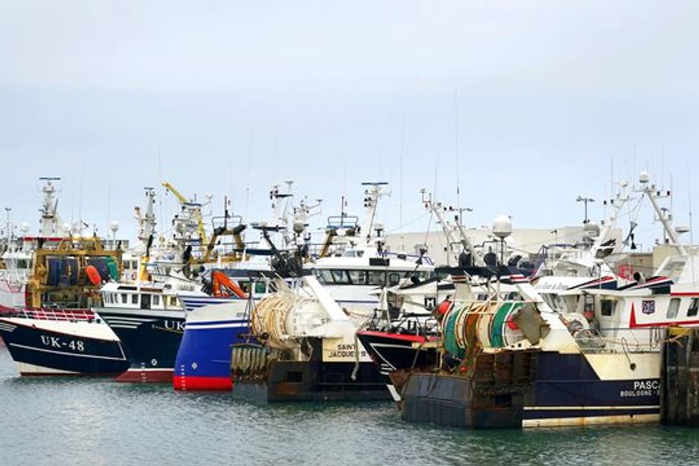 Fischerboote liegen im Hafen des französischen Boulogne.