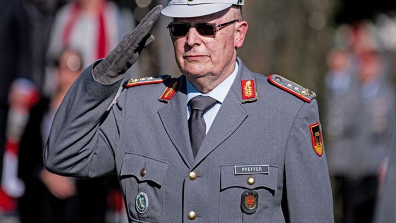 Erich Pfeffer, Generalleutnant und Befehlshaber Einsatzführungskommando der Bundeswehr, grüßt bei der Vergabe des Fahnenbandes des Landes Brandenburg an das Einsatzführungskommando.
