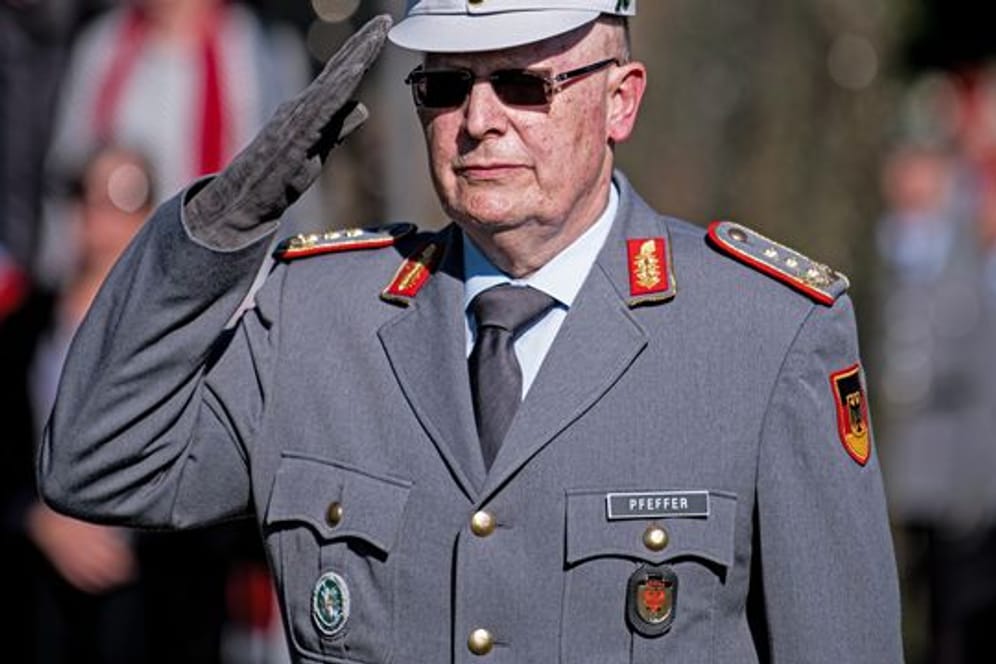 Erich Pfeffer, Generalleutnant und Befehlshaber Einsatzführungskommando der Bundeswehr, grüßt bei der Vergabe des Fahnenbandes des Landes Brandenburg an das Einsatzführungskommando.